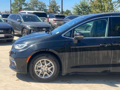 Used 2023 Chrysler Pacifica Touring-L FWD image 7