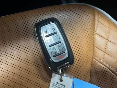 Used 2023 Chrysler Pacifica Pinnacle FWD image 9