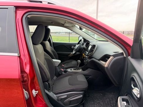 Used 2017 Jeep Cherokee Latitude w/ Safety/Convenience Group image 10