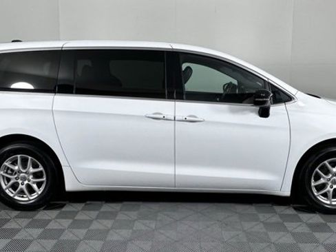 Used 2025 Chrysler Pacifica Select image 9