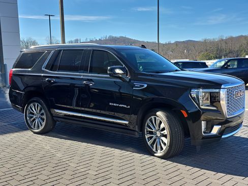 Used 2021 GMC Yukon Denali w/ Denali Premium Package image 3