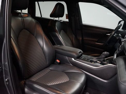 Used 2022 Toyota Highlander XSE FWD image 27