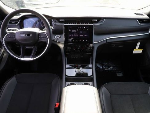 New 2025 Jeep Grand Cherokee Altitude AWD/4WD image 19