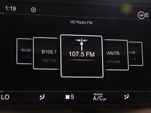 Used 2019 Aston Martin V8 Vantage Coupe image 25