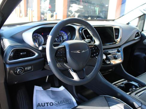 Used 2023 Chrysler Pacifica Limited w/ Uconnect Theater Family Group AWD/4WD image 14