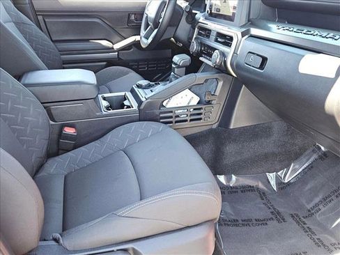 Certified 2025 Toyota Tacoma SR5 AWD/4WD image 25