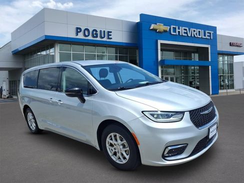 Used 2024 Chrysler Pacifica Touring-L FWD image 1