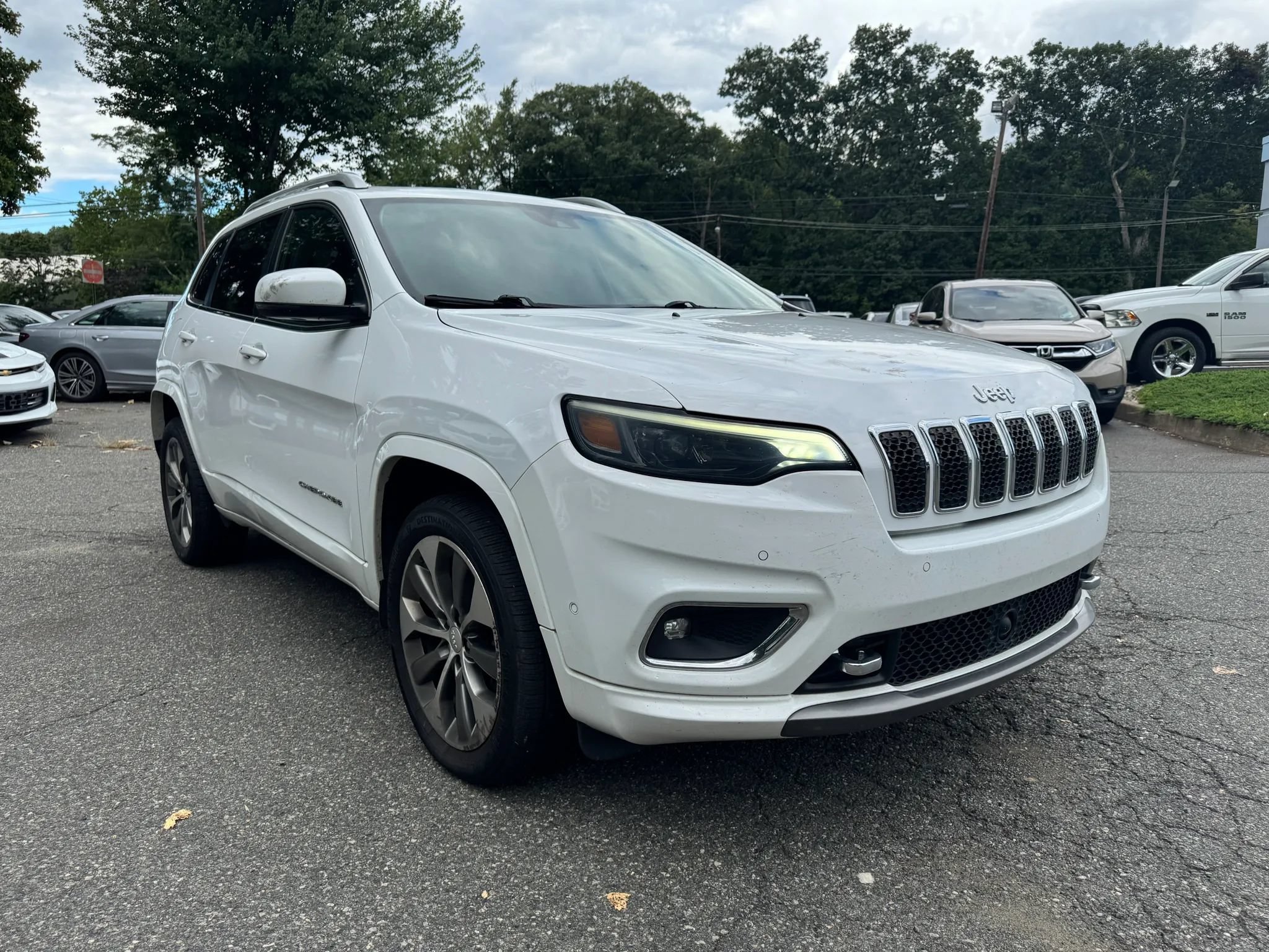 Used 2019 Jeep Cherokee Overland w/ Technology Group AWD/4WD image 7