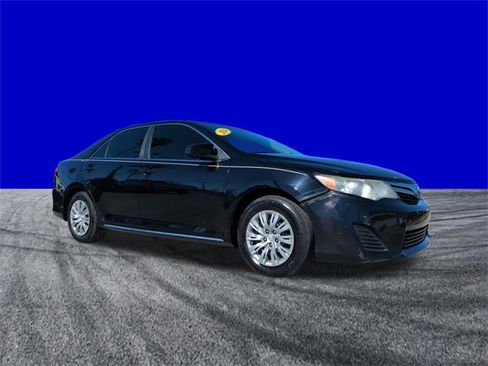 Used 2014 Toyota Camry LE image 2