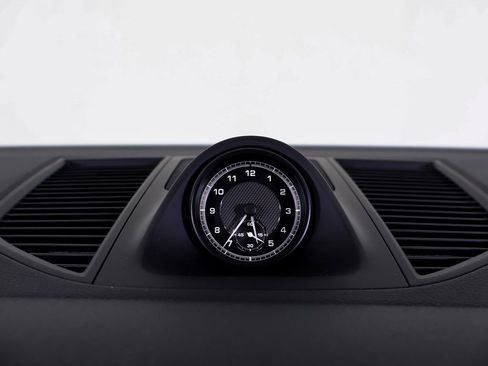 Certified 2025 Porsche Macan AWD/4WD image 17