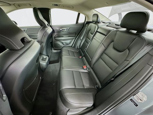 Used 2021 Volvo S60 T5 Momentum w/ Premium Package image 29