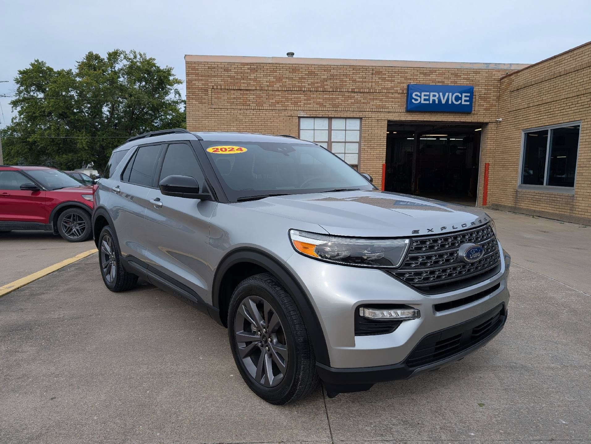 Used 2024 Ford Explorer XLT w/ Equipment Group 202A AWD/4WD image 4
