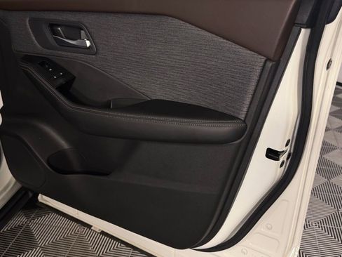 Used 2023 Nissan Rogue SV image 33