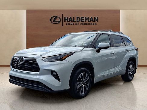 Used 2023 Toyota Highlander XLE AWD/4WD image 3
