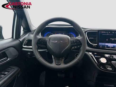 Used 2024 Chrysler Pacifica Touring image 30