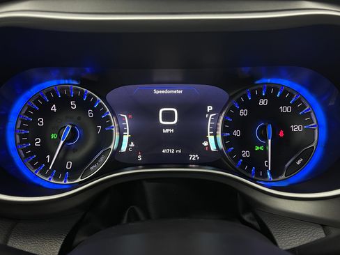 Used 2025 Chrysler Pacifica Select FWD image 19