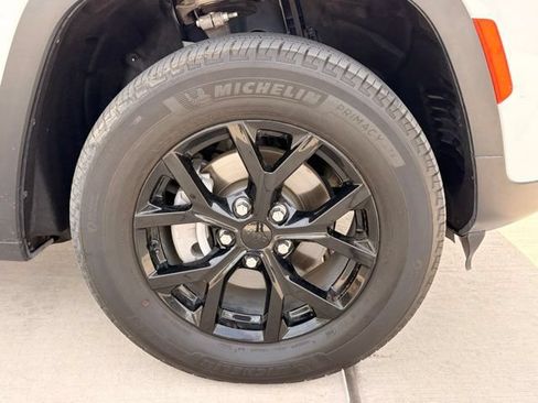 Certified 2025 Jeep Grand Cherokee Altitude AWD/4WD image 5