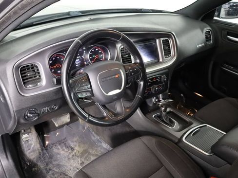 Used 2019 Dodge Charger SXT RWD image 18