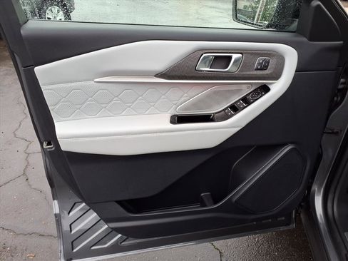 Used 2025 Ford Explorer Platinum w/ Ultimate Package image 16