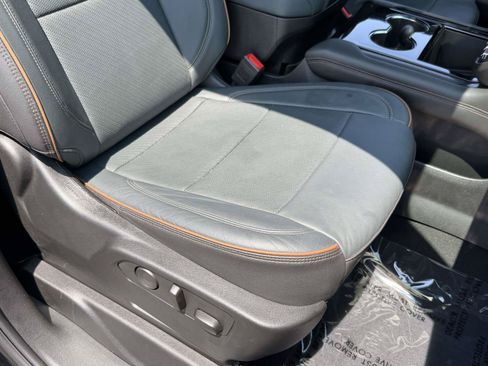 Used 2025 GMC Yukon XL AT4 w/ AT4 Premium Package AWD/4WD image 34