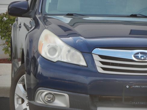 Used 2011 Subaru Outback 2.5i Premium w/ All-Weather Pkg AWD/4WD image 7