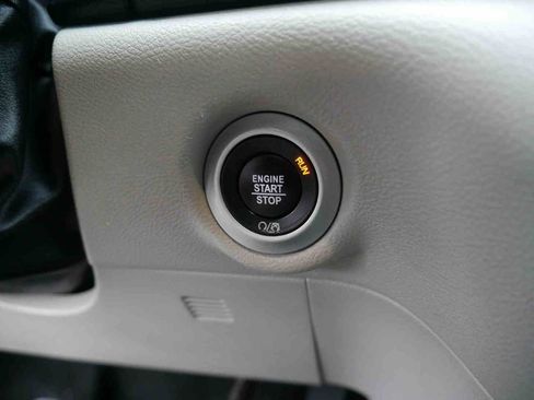 Used 2020 Chrysler Voyager LX image 29