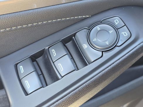 Used 2023 Chevrolet Traverse LT image 25