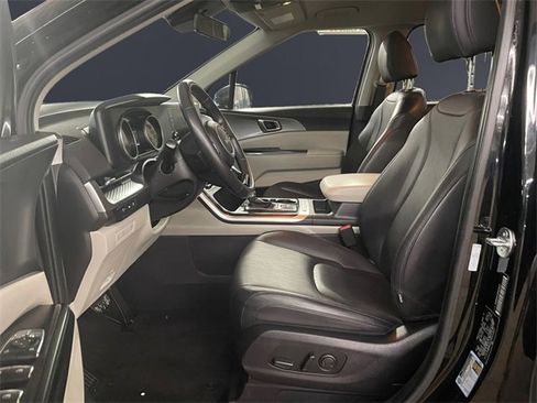 Used 2024 Kia Carnival LX image 9