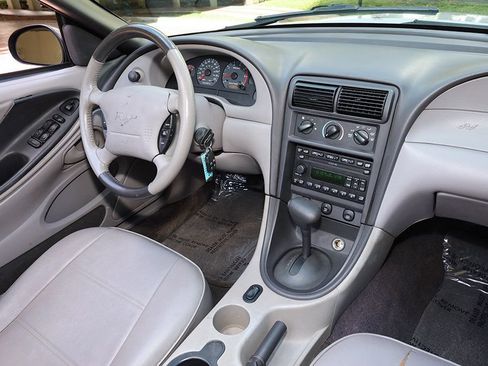 Used 2004 Ford Mustang Convertible image 9