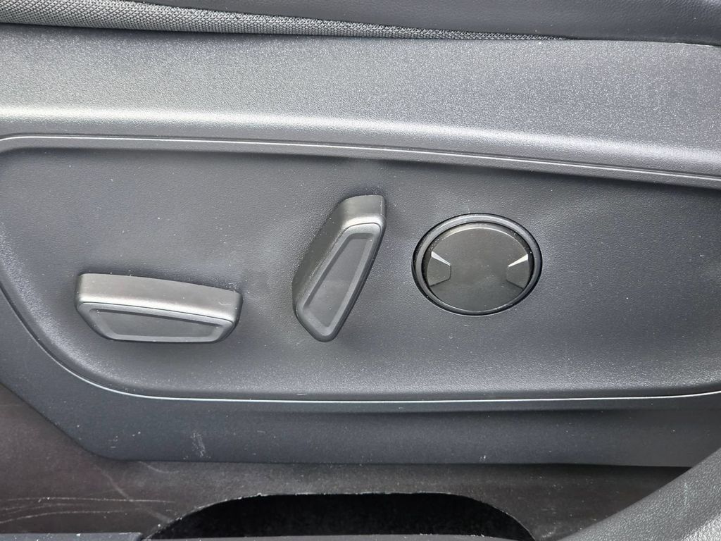 Used 2025 Ford Escape ST-Line AWD/4WD image 16