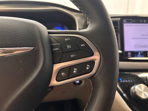 Used 2023 Chrysler Pacifica Touring-L FWD image 12