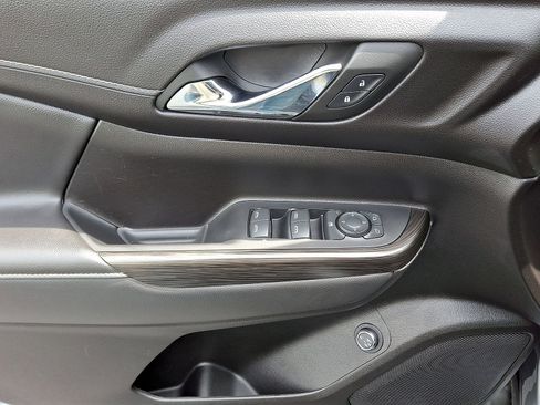 Used 2023 GMC Acadia SLT w/ LPO, Floor Liner Package FWD image 10