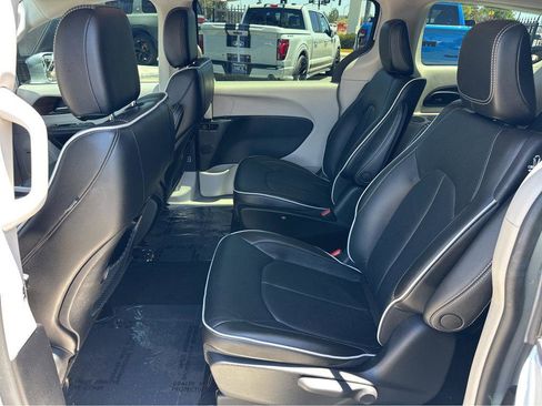 Used 2022 Chrysler Pacifica Limited image 10