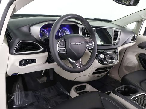 Used 2023 Chrysler Pacifica Touring-L FWD image 25