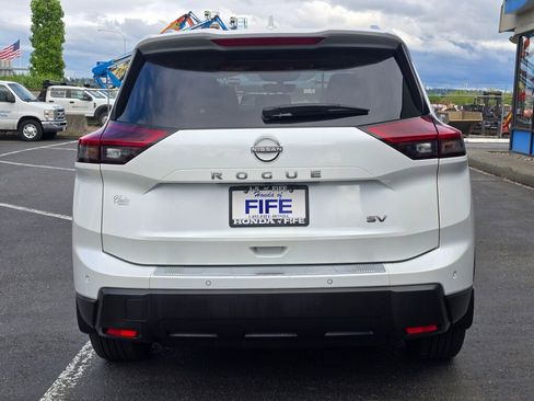 Used 2024 Nissan Rogue SV w/ SV Premium Package FWD image 4