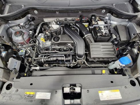 Used 2025 Volkswagen Taos SE AWD/4WD image 9