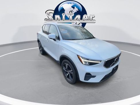 Used 2023 Volvo XC40 B5 Core w/ Convenience Package image 3