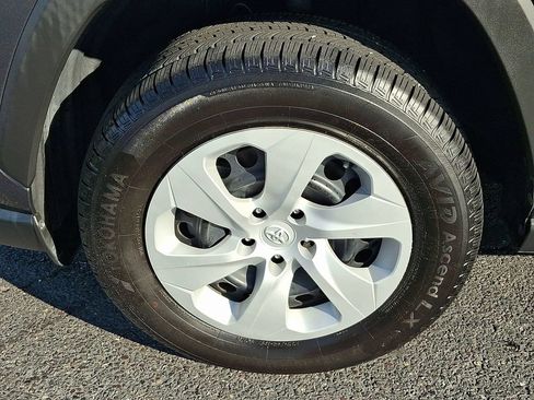 Used 2019 Toyota RAV4 LE AWD/4WD image 8