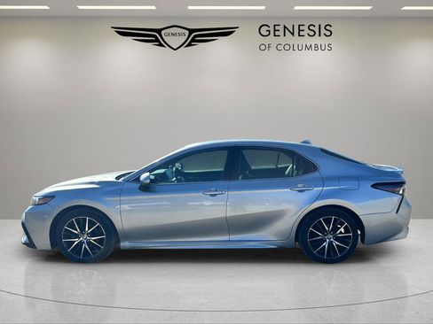 Used 2021 Toyota Camry SE image 2