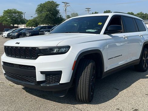 Used 2025 Jeep Grand Cherokee L Altitude image 8