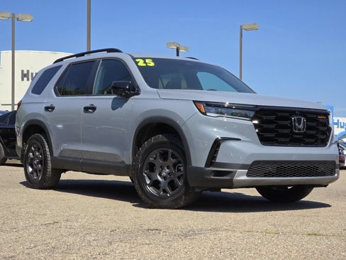 Used 2025 Honda Pilot TrailSport image 2