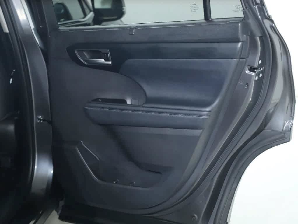 Used 2023 Toyota Highlander XLE FWD image 32