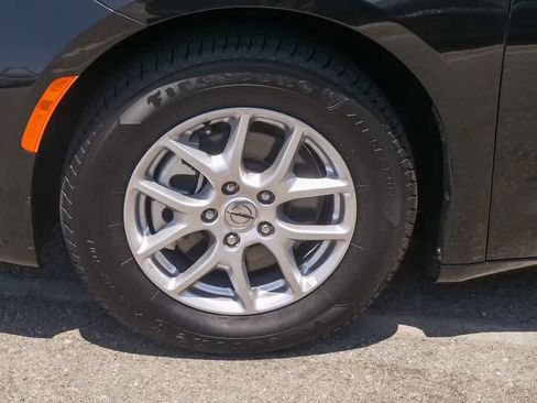 Used 2022 Chrysler Pacifica Touring-L FWD image 6