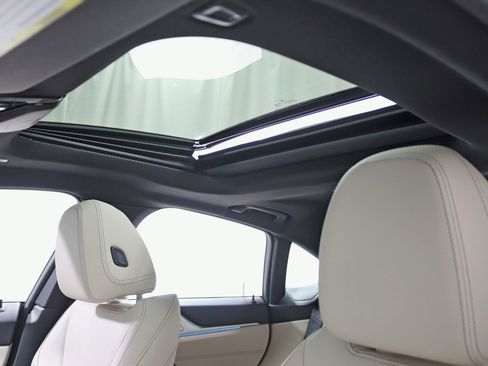 Used 2022 BMW i4 eDrive40 w/ M Sport Package image 30