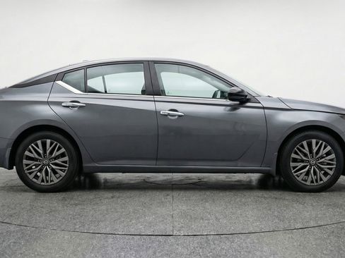 Used 2025 Nissan Altima 2.5 SV FWD image 11