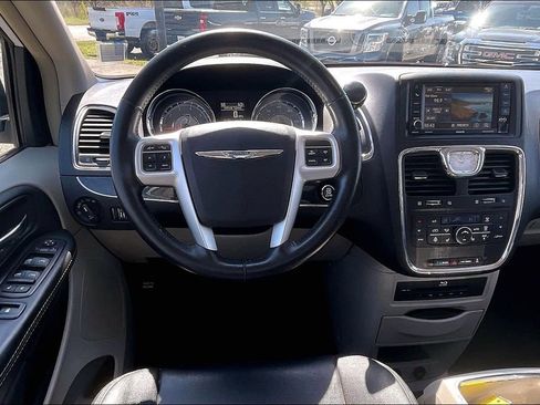 Used 2015 Chrysler Town & Country Touring-L w/ Driver Convenience Group image 5