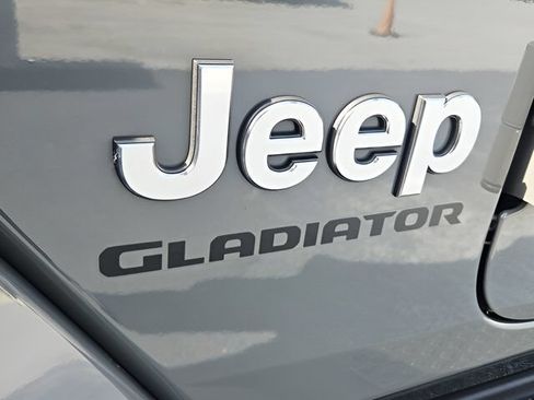 Used 2022 Jeep Gladiator Overland w/ Popular Equipment Package AWD/4WD image 30