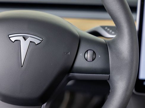 Used 2024 Tesla Model Y Long Range AWD/4WD image 33