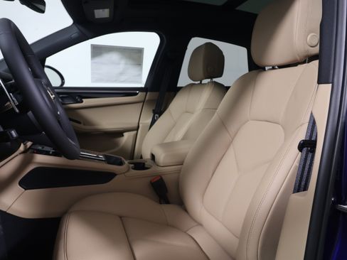 Certified 2025 Porsche Macan image 5