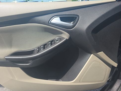 Used 2014 Ford Focus SE FWD image 25